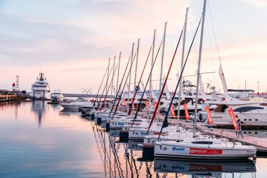 SOCHI, RUSSIA - 5 Haziran 2018: Günbatımında Soçi Limanı 'ndaki iskeleye demirlenmiş yelkenliler ve özel botlar. Grand Marina İstasyonu Tesisi