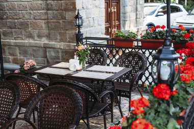 Boş bir masası olan güzel bir sokak restoranı..