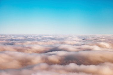 Mavi gökyüzünde beyaz bulutlar, İHA 'nın havadan görünüşü, göz manzarası, yarışmak için havadan uçmak