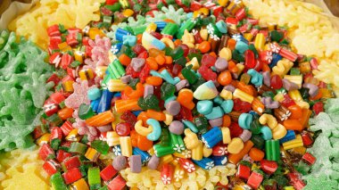 Markette bir sürü renkli, soyut marşmelov ve marmelat var. Şekerleme kalıbı. Yemek dokusu. Çok renkli marmelat şekerleri. Arkaplan.