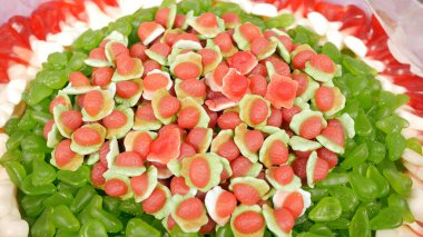 Markette bir sürü renkli, soyut marşmelov ve marmelat var. Şekerleme kalıbı. Yemek dokusu. Çok renkli marmelat şekerleri. Arkaplan.