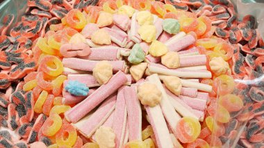 Markette bir sürü renkli, soyut marşmelov ve marmelat var. Şekerleme kalıbı. Yemek dokusu. Çok renkli marmelat şekerleri. Arkaplan.