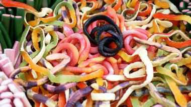 Markette bir sürü renkli, soyut marşmelov ve marmelat var. Şekerleme kalıbı. Yemek dokusu. Çok renkli marmelat şekerleri. Arkaplan.