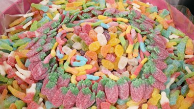 Markette bir sürü renkli, soyut marşmelov ve marmelat var. Şekerleme kalıbı. Yemek dokusu. Çok renkli marmelat şekerleri. Arkaplan.