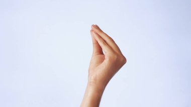İtalyan hareket parmakları bir arada. Beyaz bir arka planda izole edilmiş kadın eli.