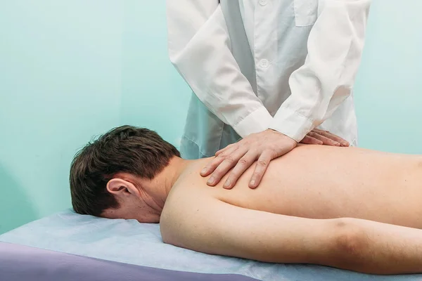 Fisioterapeuta Haciendo Masaje Espalda Consultorio Médico —  Fotos de Stock