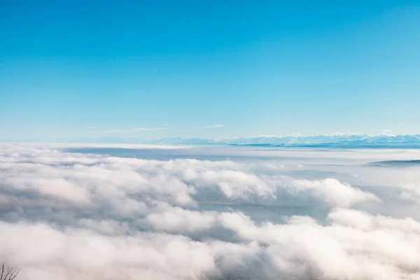 空中からの眺め青い空の白い雲ドローンからの眺め空飛ぶ鳥の目の風景 — ストック写真