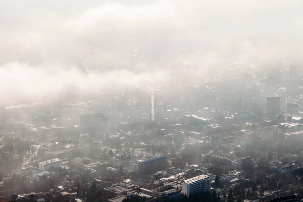 雲の中を街の空中風景が — ストック写真