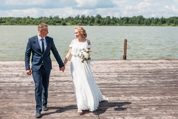 Newlyweds Walk Pier Wedding Open Air — Stock Photo, Image