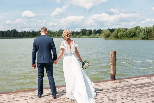 Жених Невеста Прогуливаются Деревянному Пиру Озере — стоковое фото