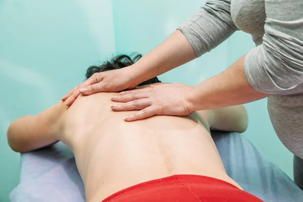Physiothérapeute Faire Massage Dos Patiente Dans Bureau Médical — Photo