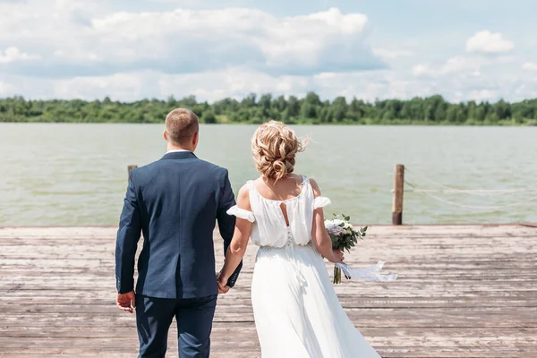 Пара Жениха Невесты Прогуливаются Деревянному Пирсу Озера — стоковое фото