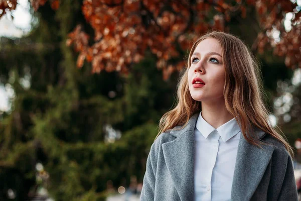 Portret Van Een Jonge Mooie Vrouw Een Jas Een Herfstachtergrond — Stockfoto