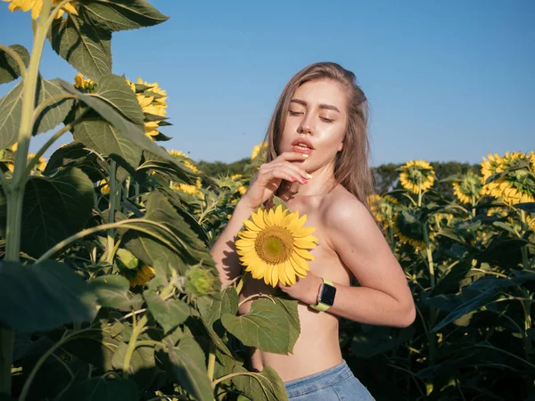 Foto Divertida Una Hermosa Mujer Con Pelo Largo Sonriendo Sosteniendo — Foto de Stock