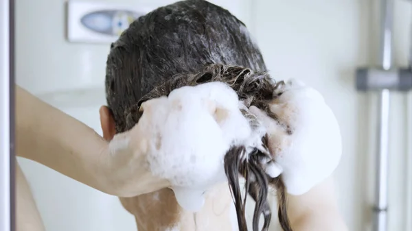 Uma Rapariga Está Lavar Cabelo Espuma Branca Xampu Morenas Cabelo — Fotografia de Stock