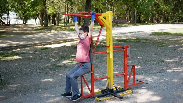 Ung Vacker Brunett Kvinna Skyddande Ansiktsmask Och Handskar Går För — Stockfoto