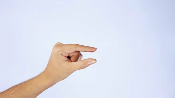 Mano Caucásica Hombre Mostrando Gesto Pequeño Tamaño Con Dos Dedos — Foto de Stock