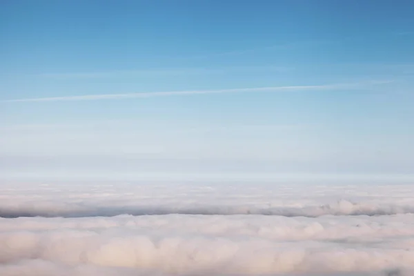 飛行機の窓から撮影された雲と太陽光線の鳥目図 — ストック写真