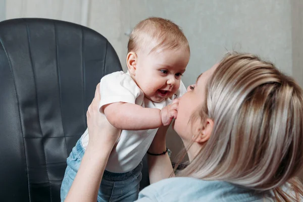 Bebé Mira Mamá Sonríe Concepto Una Maternidad Feliz — Foto de Stock