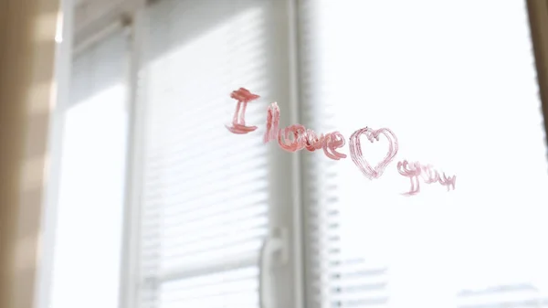 Rapariga Escreve Adoro Com Batom Vermelho Espelho Foco Seletivo — Fotografia de Stock