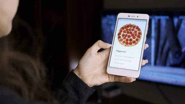 Cep telefonu kullanarak İnternet üzerinden Pizza Teslimatı Aramayı Seç.