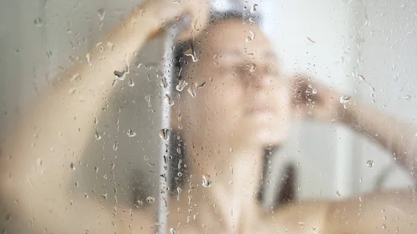 Mulher Tomando Banho Casa Banho Lavar Seu Corpo Sob Chuveiro — Fotografia de Stock