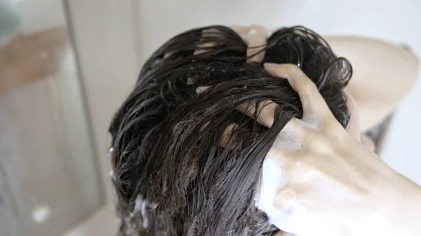 Douche Vrouw Jonge Vrouw Douchen Wassen Haar Warm Water Badkamer — Stockfoto