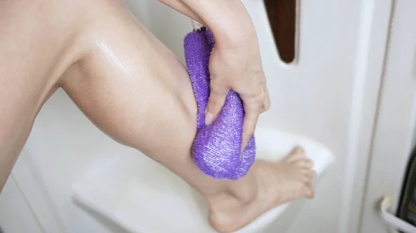 Młoda Kobieta Myje Nogi Gąbką Pod Prysznicem Closeu — Zdjęcie stockowe