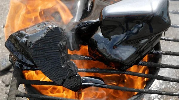 Alcatrão Quente Derretido Balde Nos Tijolos Reparação Telhados Fogo Balde — Fotografia de Stock