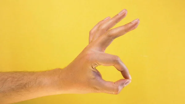 Mano Masculina Mostrando Gesto Aislado Sobre Fondo Amarillo — Foto de Stock