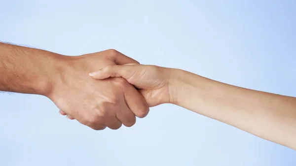 Beyaz arka planda çıplak kadın ve erkeğin el sıkışması izole edildi. Kadın ve erkek elleri selamlıyor.