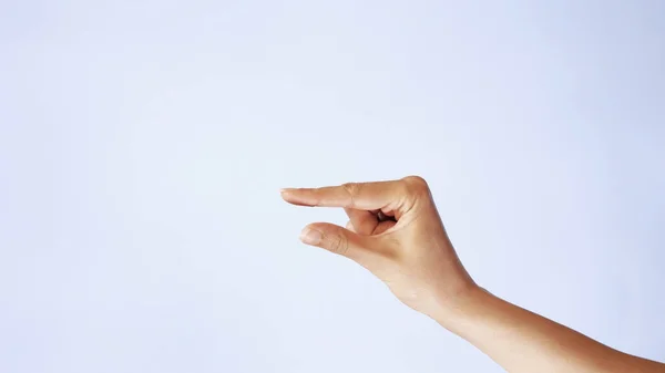 Gesto Mano Mujer Caucásica Mostrar Tamaño Pequeño Con Dos Dedos — Foto de Stock