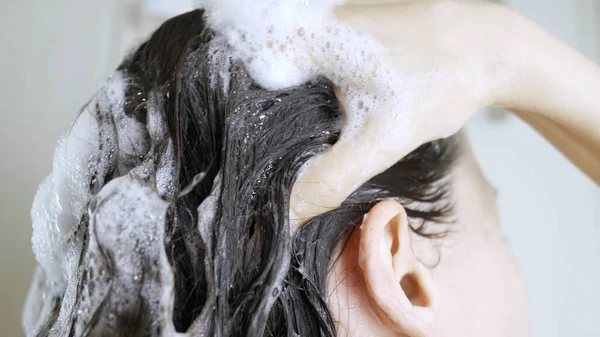 Brunette Jonge Vrouw Wassen Hoofd Met Shampoo Met Schuim Closeup — Stockfoto