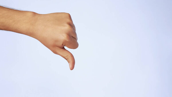 мужчина показывает большим пальцем вниз жест изолированный белый фон.