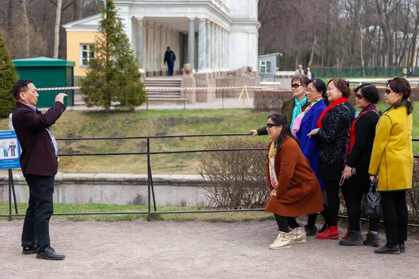 Россия Санкт Петербург 2019 Туристы Китая Фотографируют Группу Фоне Достопримечательности — стоковое фото