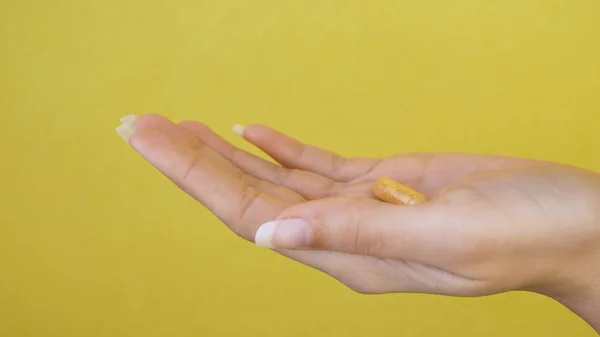 Mujer Vierte Pastillas Del Frasco Mano Aprieta Aislado Sobre Fondo — Foto de Stock