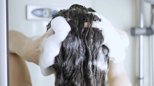 Mujer Joven Lava Cabello Con Champú Ducha Cuidado Del Cabello —  Fotos de Stock