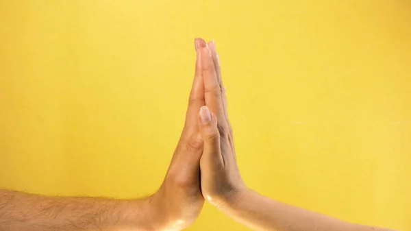 Mano Masculina Femenina Juntas Palma Palma Aisladas Sobre Fondo Amarillo — Foto de Stock