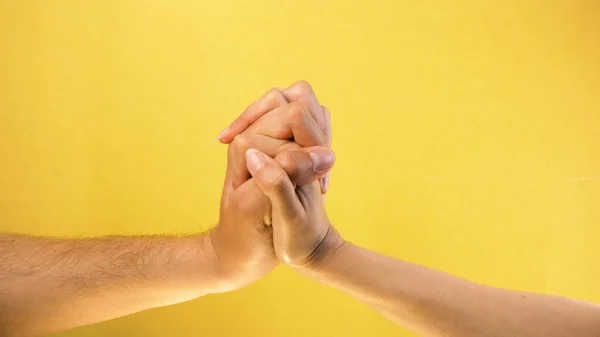 Mano Masculina Femenina Juntas Mano Masculina Abraza Mano Femenina Aislada — Foto de Stock