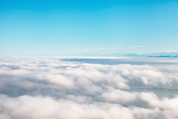 青い空の雲の鳥の目飛行機の窓からのドローンからの眺め — ストック写真
