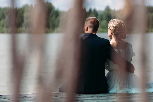 Bride Groom Sitting Back Lake Wooden Pier — Stock Photo, Image