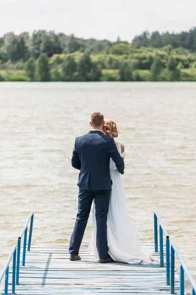 Wedding Couple Standing End Pier Backs Camera — Stock Photo, Image