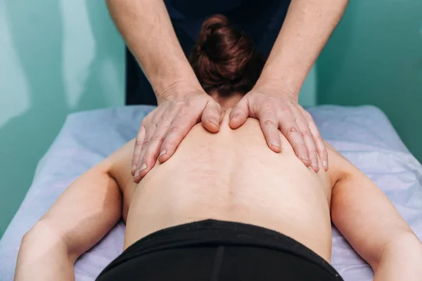 Masaje Corporal Oficina Fisioterapeuta Mujer Joven Recibiendo Tratamiento Columna Vertebral —  Fotos de Stock