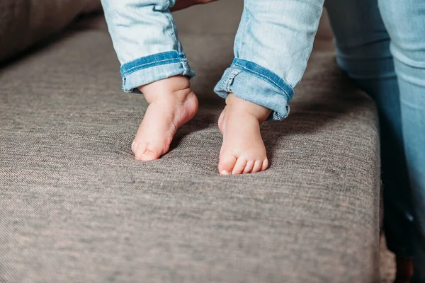 Los Primeros Pasos Del Bebé Los Pies Del Bebé Dan — Foto de Stock