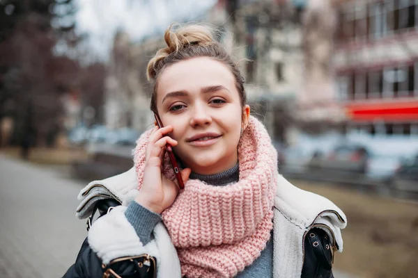 Счастливая Молодая Женщина Повседневной Ходьбе Разговаривая Телефону Веселая Девушка Помощью — стоковое фото