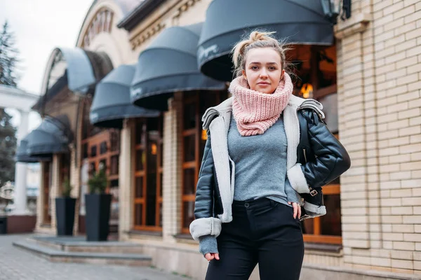 Una Giovane Donna Una Sciarpa Posa Strade Della Città Caffè — Foto Stock