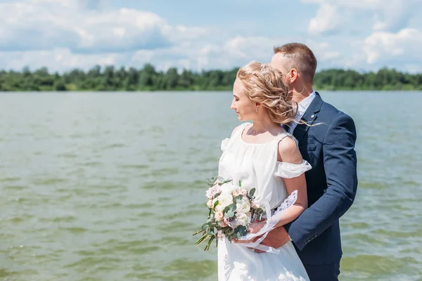 Bräutigam Umarmt Braut Zärtlich Von Hinten Während Sie Den Wind — Stockfoto