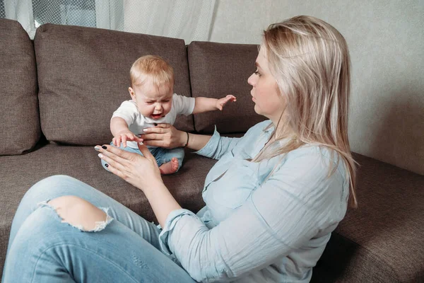 Bebé Llorando Madre Joven Con Pequeño Hijo Bebé Sofá Casa — Foto de Stock