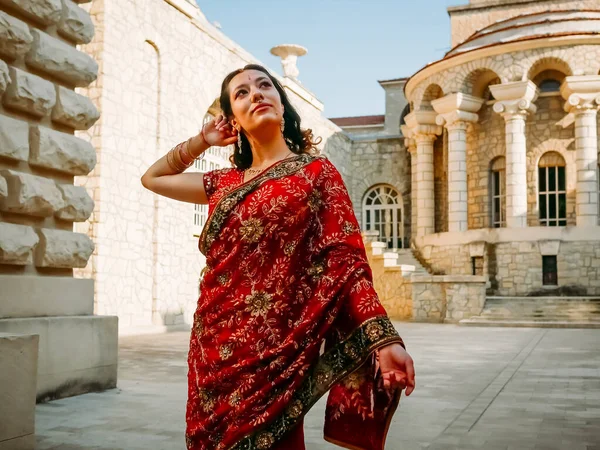 Mujer India Danza Las Calles Antigua Arquitectura Ciudad India Vestida — Foto de Stock