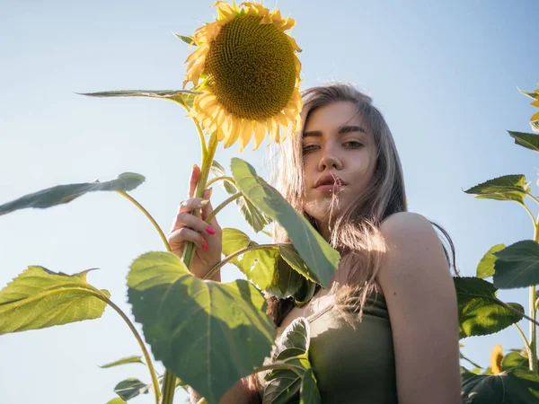 Vacker Ung Kvinna Med Långt Hår Poserar Med Solros Händerna — Stockfoto